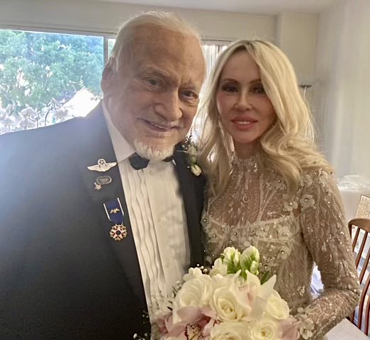 La 93 de ani, fostul astronaut Buzz Aldrin s-a căsătorit cu Anca Faur. Mireasa s-a născut la Deva și e doctor în chimie