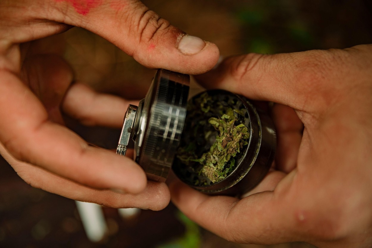 Tată și fiică din Arad, afaceri cu hașiș. Femeia a fost prinsă în flagrant în timp ce vindea un kilogram de droguri