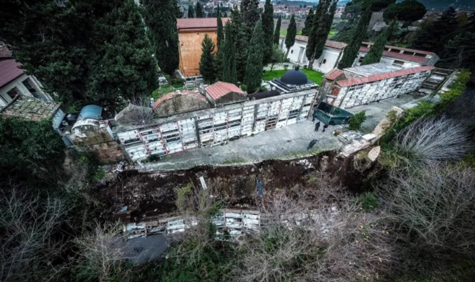 Zeci de sicrie au ajuns într-un pârâu, în Italia, după ce un cimitir a luat-o la vale