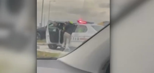 Tupeu pe autostrada A10 Sebeș-Turda. Un șofer agresiv a intrat peste polițiști în autospecială ca să-și ia actele înapoi