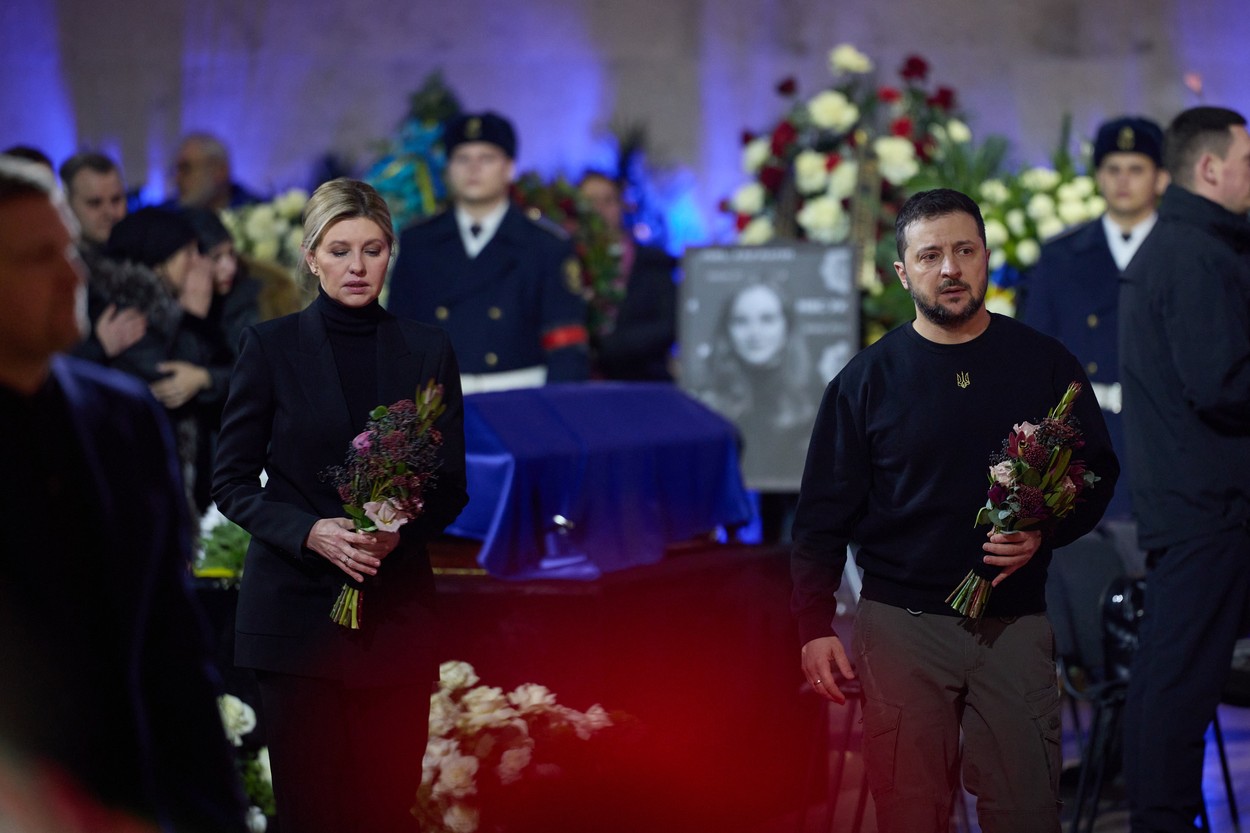 Zelenski și soția lui, Olena, în lacrimi la înmormântarea victimelor din accidentul de elicopter de lângă Kiev