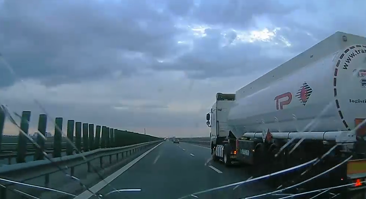 VIDEO: O bucată de asfalt de pe Autostrada Soarelui sparge parbrizul unei mașini. Imagini de pe camera de bord