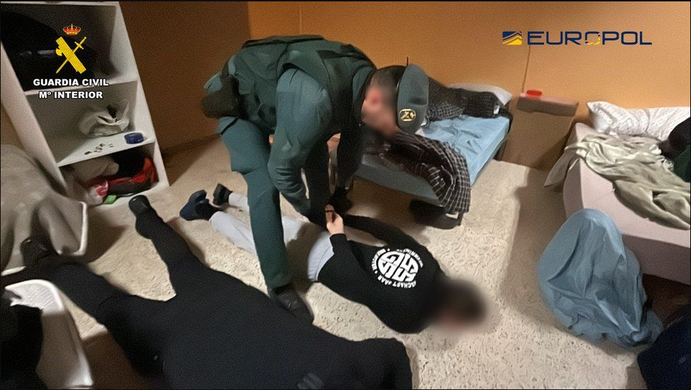 O rețea care exploata refugiați ucraineni în fabrici ilegale de țigări, destructurată în Spania. Milioane de euro au fost confiscate