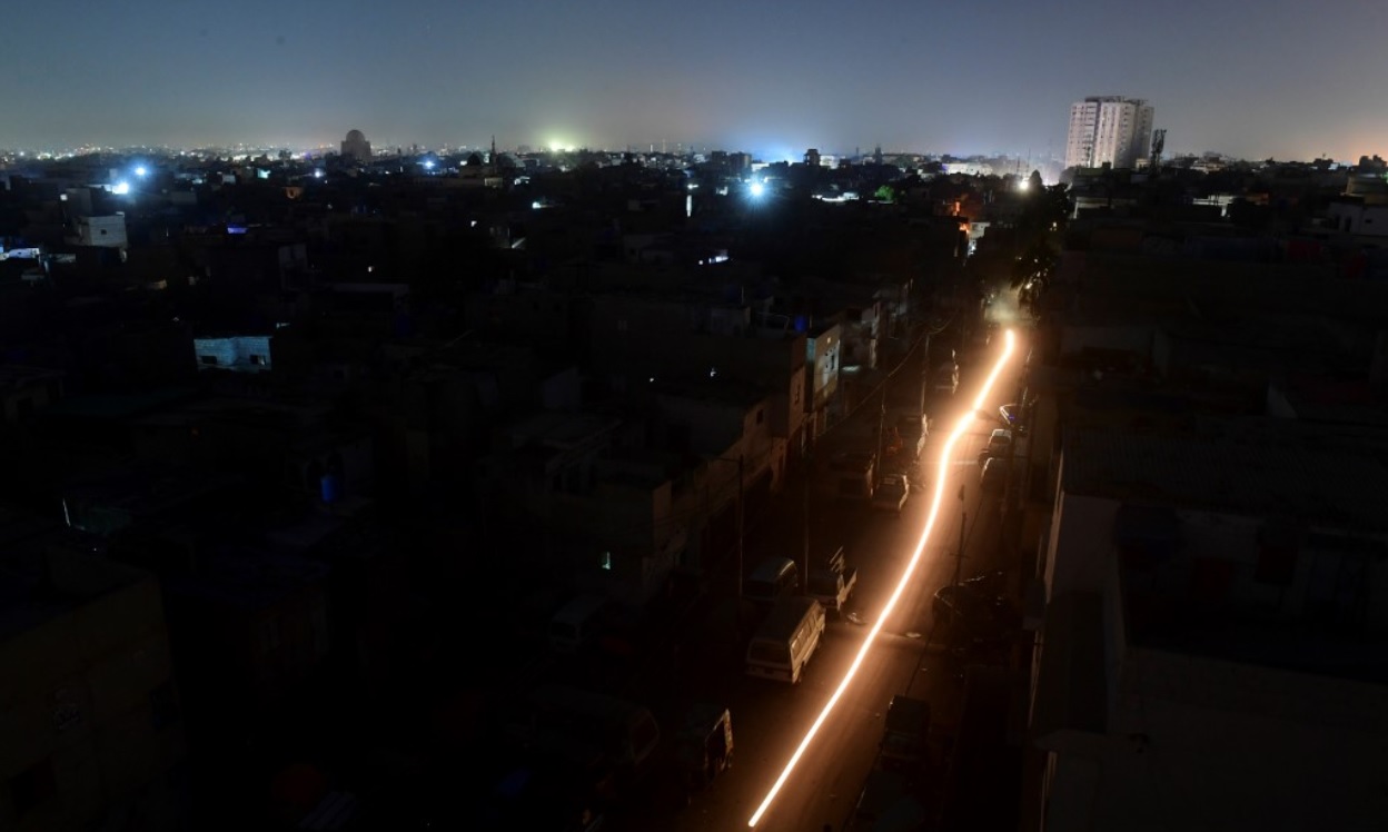 Aproape 220 de milioane de oameni au ramas fara electricitate in Pakistan dupa o pana de curent care a afectat toata tara