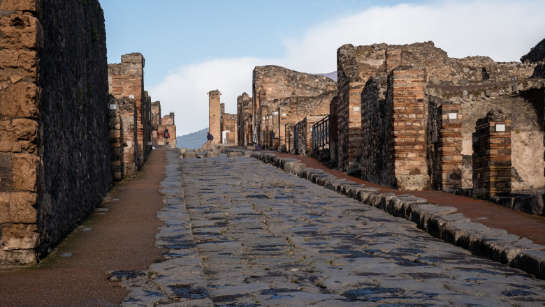 strada din pompei strajuita de ruine ale unor cladiri