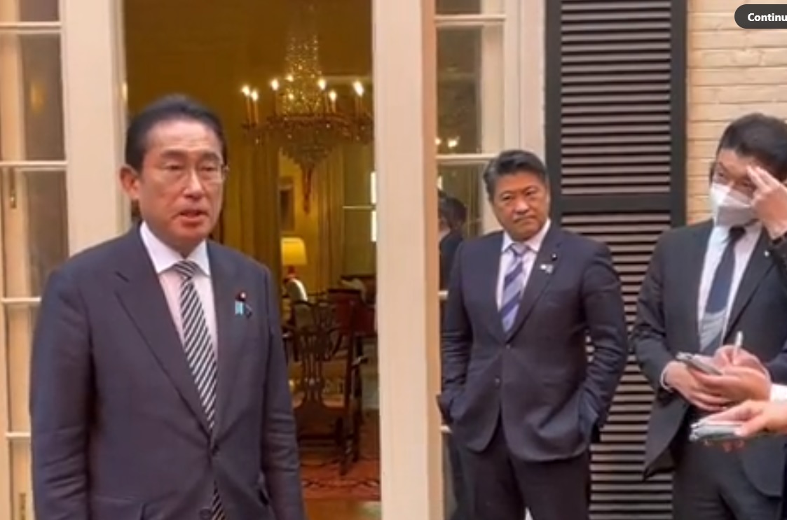 Un oficial japonez a fost nevoit să-și ceară scuze pentru că și-a băgat mâinile în buzunare. Mama lui i-a spus că îi e „rușine” cu el
