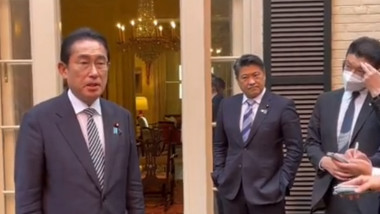 un consilier al premierului japonez este filmat cu mainile in buzunare