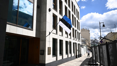 sediul ambasadei estoniei la moscova, cu steagul estoniei