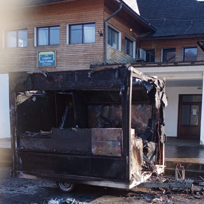 O rulotă fast-food a explodat în Botiza. Cinci oameni, printre care un copil, au fost răniți și preluați de echipaje SMURD