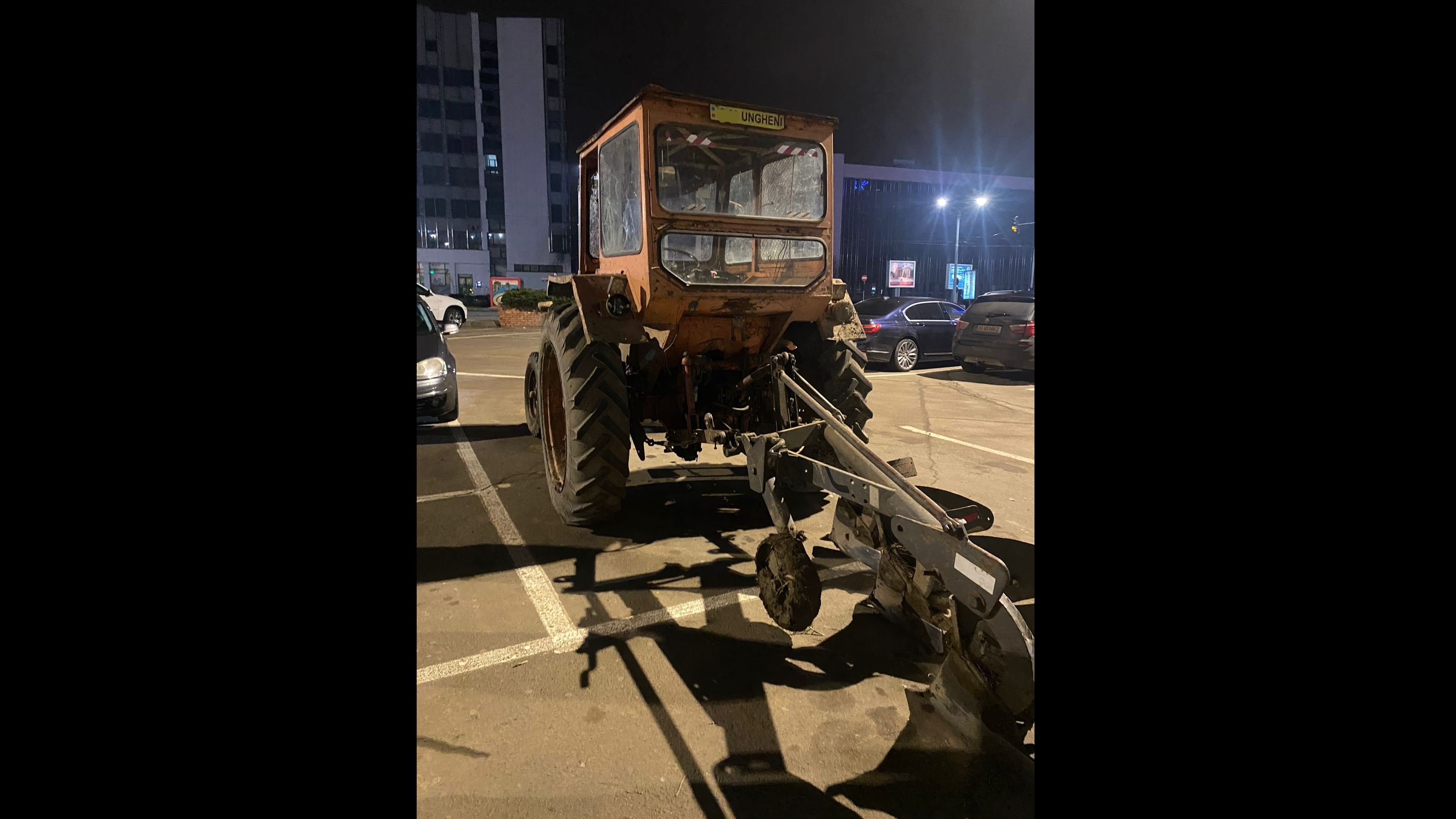 Doi bărbați beți din Iași au mers la mall cu tractorul și plugul