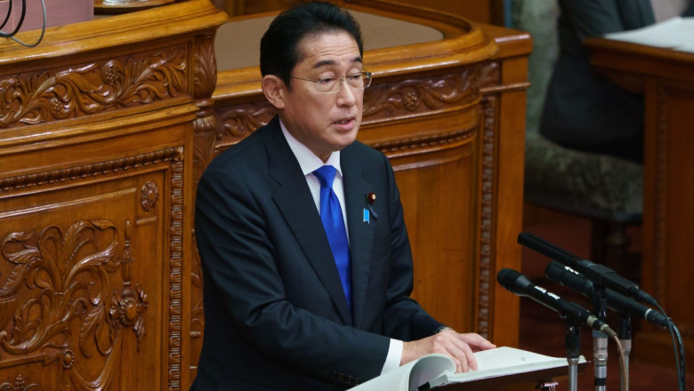 Premierul Japoniei, Fumio Kishida, se adresează Parlamentului de la pupitru pe 23 ianuarie 2023.