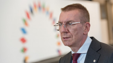 Ministrul leton de Externe, Edgars Rinkevics, acordă un interviu.