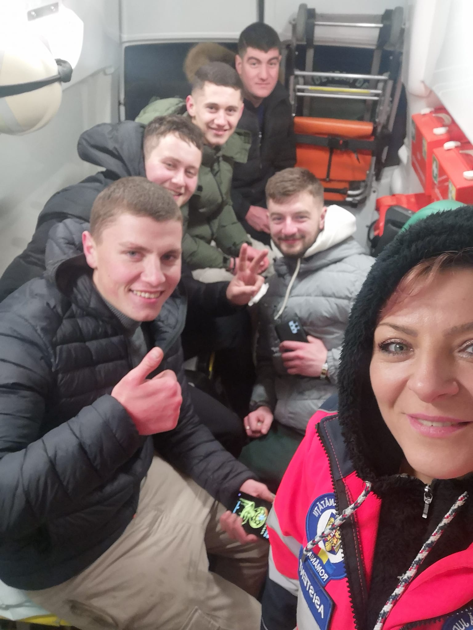 Ce au facut niste tineri care petreceau intr-un sat din Vaslui cand au aflat ca o ambulanta a ramas blocata in zapada