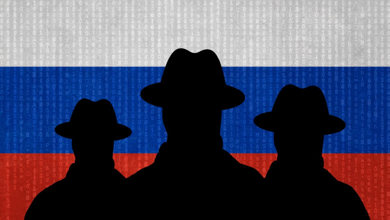 Siluete de bărbaţi cu pălărie pe fundalul drapelului rusesc.