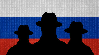 Siluete de bărbaţi cu pălărie pe fundalul drapelului rusesc.