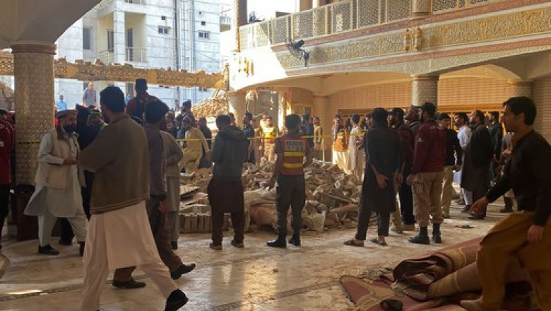 anchetatori la locul atentatului din pakistan