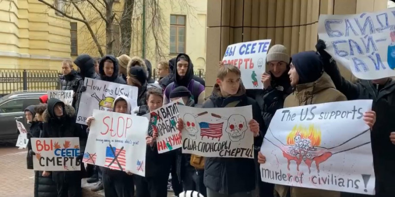 Putin a trimis copii de școală să o huiduie pe noua ambasadoare a SUA în Rusia