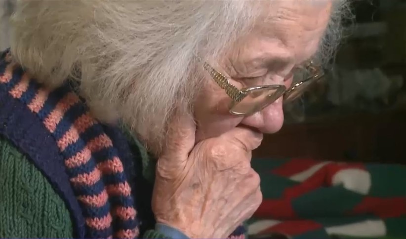 Bătrâna care a sunat la 112 pentru că îngheța în casă a ajuns la spital. I s-a făcut rău după vizita asistenților sociali