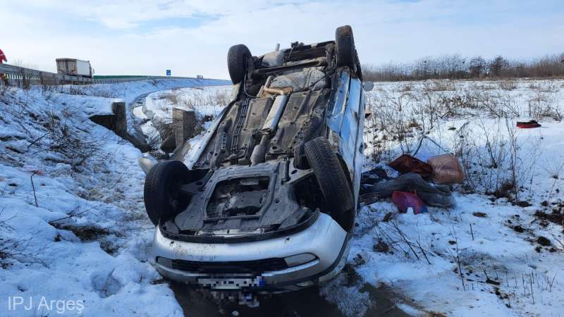 FOTO. Doi bărbați au fost găsiți morți în interiorul unui autoturism răsturnat într-un pârâu