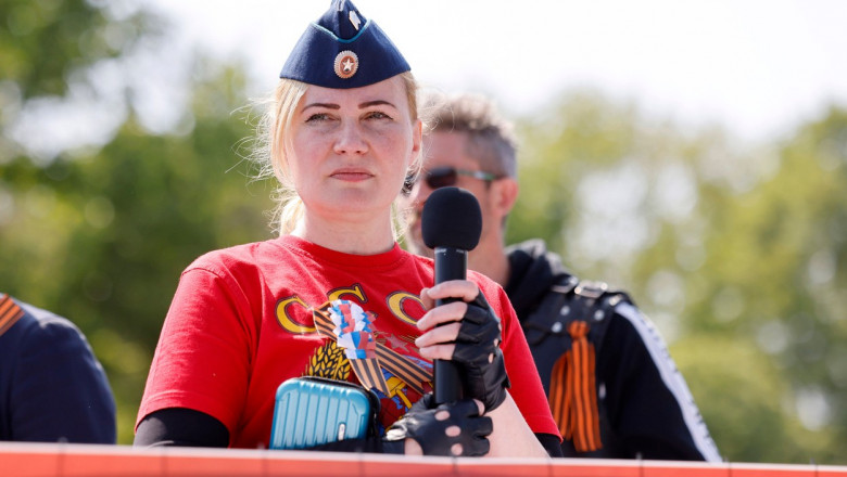 Elena Kolbasnikova în timpul unui protest față de susținerea germană pentru Moscova.