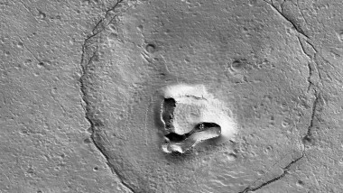 Chipul unui urs a fost surprins de NASA pe Marte