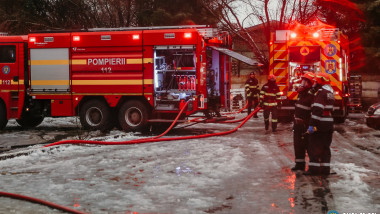 Mașini de pompieri la un incendiu