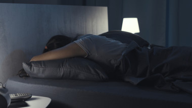 femeie dormind in pat
