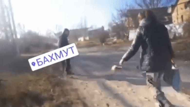 Bahmut, la câțiva metri de moarte. Momentul în care un obuz explodează lângă un grup de voluntari care ajutau la evacuarea civililor