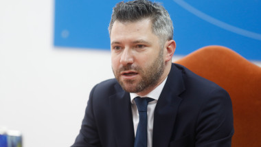 Prefectul judeţului Timiş, Mihai Ritivoiu, vorbeşte în cadrul unei conferinţe de presă.