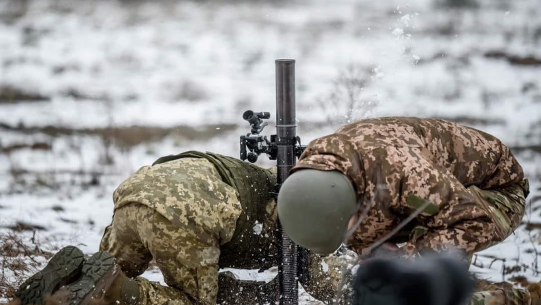 Doi militari ucraineni trag cu un mortier pe frontul din Ucraina