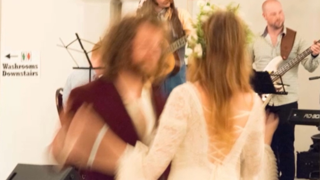 Doi miri au plătit o avere pentru fotografiile de nuntă în care nici măcar nu s-au recunoscut