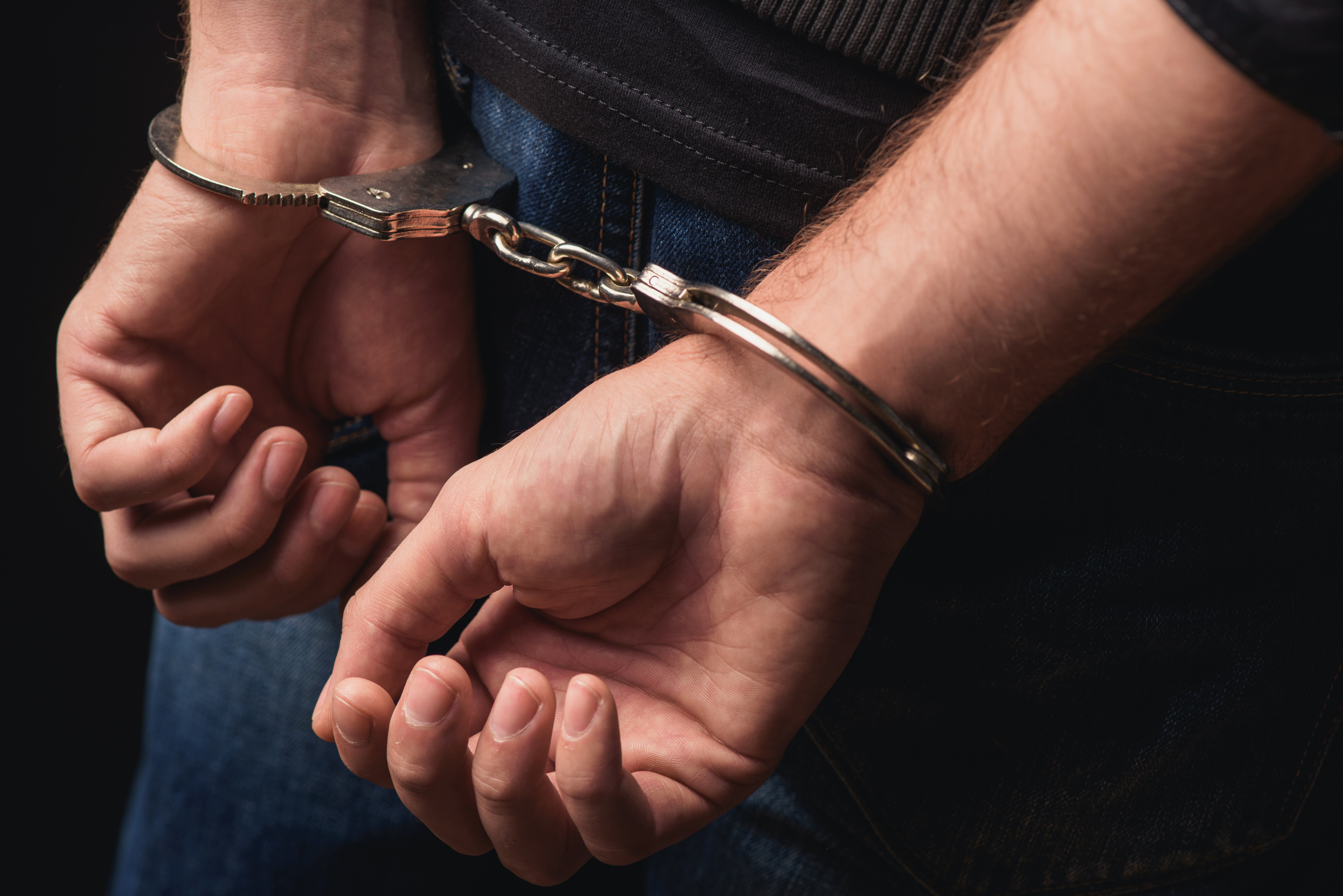 Un bărbat care vindea arme letale confecţionate artizanal, reţinut de polițiști
