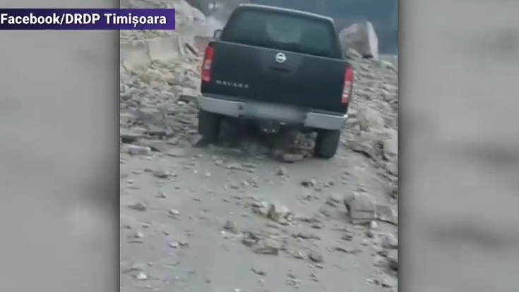 VIDEO. Un șofer ignoră riscurile și intră pe un drum închis din cauza căderilor de pietre
