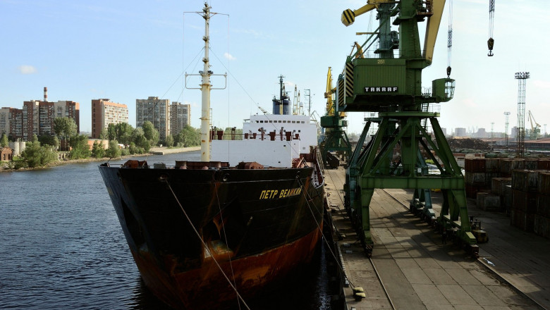 O navă comercială rusă care încărcă marfă în portul din Sankt Petersburg