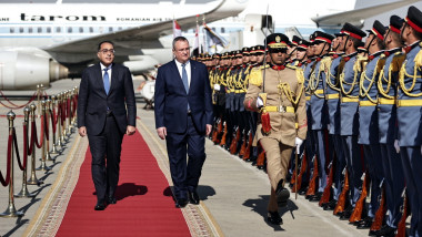 n ciuca si premierul egiptului salutati de militari egipteni pe aeroport