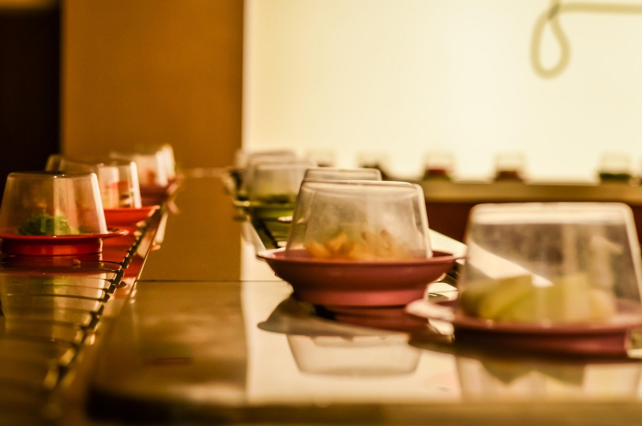 Val de „terorism sushi” în Japonia. „Crimele culinare” comise de clienți, filmate și postate pe Twitter au dus la mai multe anchete