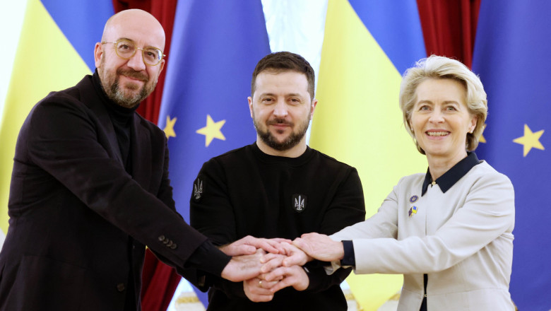 The President of the European Council Charles Michel Ukrainian President Volodymyr Zelensky and the President of the European Commission Ursula von der Leyen isi strang mainile
