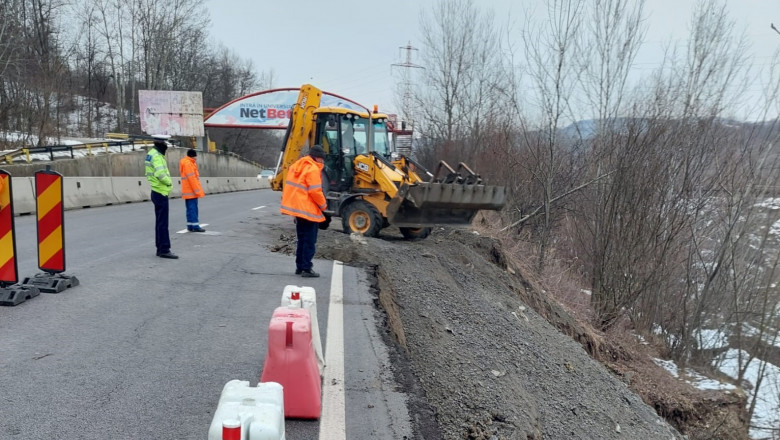 Lucrări de reparații la DN 1 unde s-a surpat șoseaua în zona Breaza