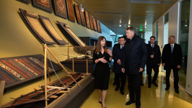Klaus Iohannis vizitează Muzeul Covoarelor din Azerbaidjan.