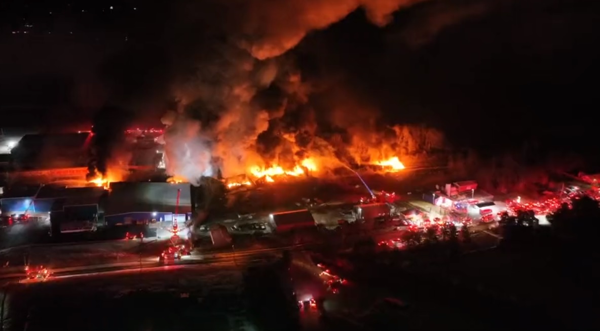 Un incendiu uriaș a fost provocat de deraierea unui tren cu substanțe periculoase în SUA