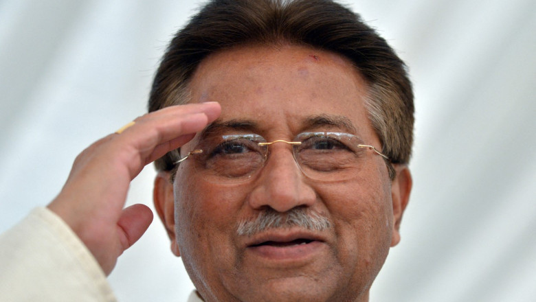 Fostul preşedinte pakistanez Pervez Musharraf face un salut militar cu mana la frunte