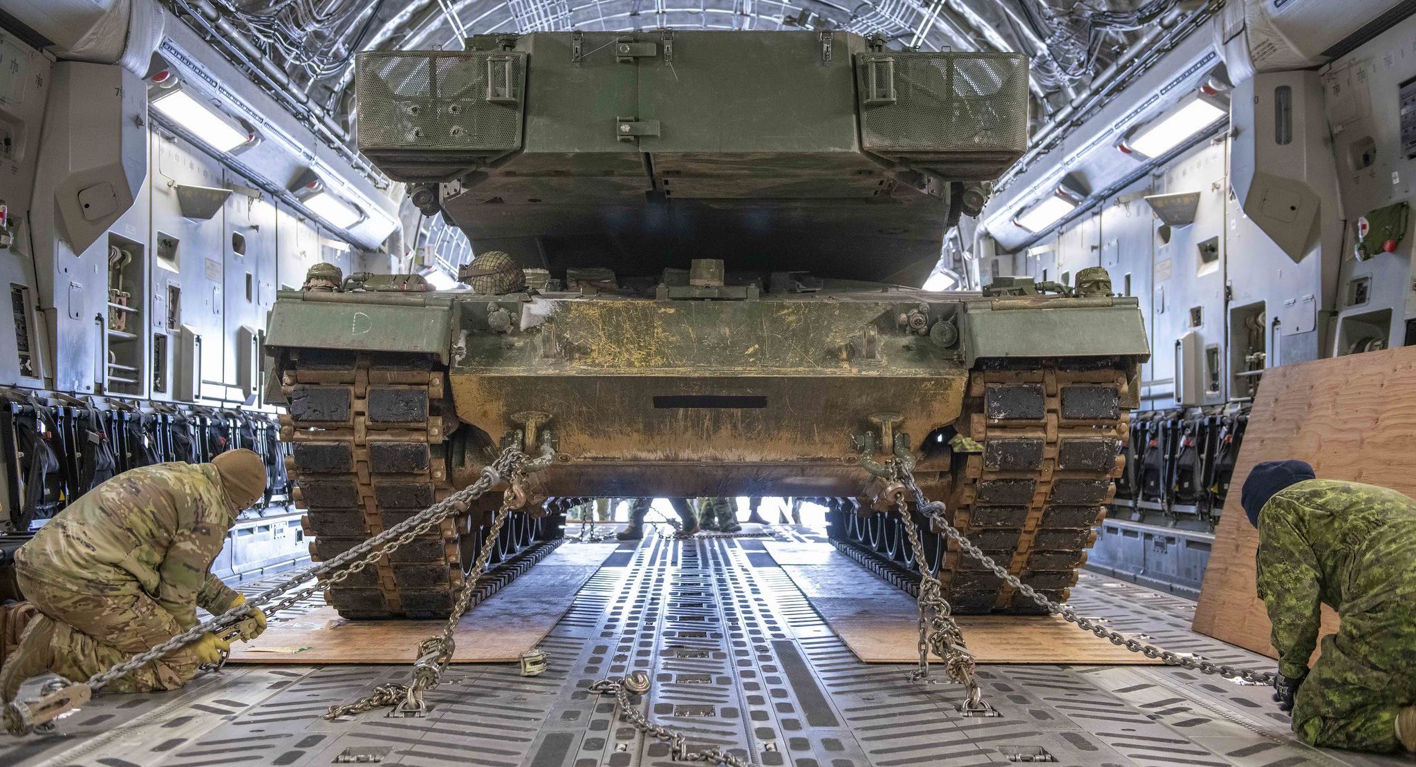 Canada a trimis primul tanc Leopard 2 în Ucraina. Joe Biden merge în vizită în Polonia