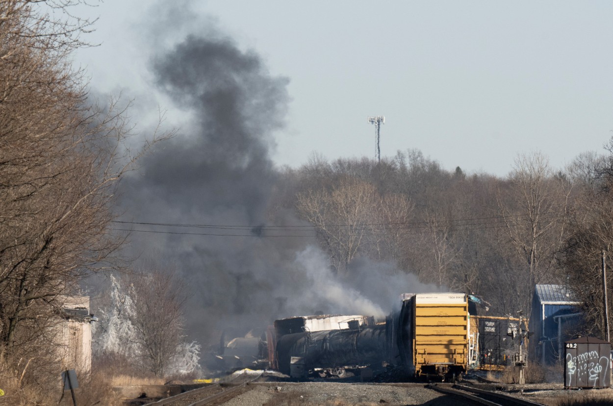 VIDEO Un tren cu produse chimice a deraiat în SUA. A urmat un incendiu uriaş