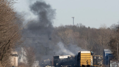 Un tren cu produse chimice a deraiat în SUA.