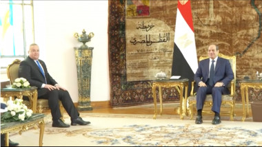Nicolae Ciucă a fost primit de președintele Egiptului, Abdel Fattah el-Sisi, in salonul oficial de la apalt