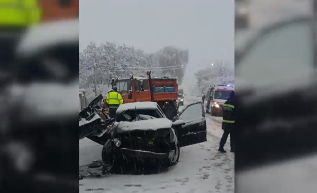 Accident grav în Dolj. O femeie a murit după ce mașina în care se afla a intrat frontal într-un utilaj de deszăpezire