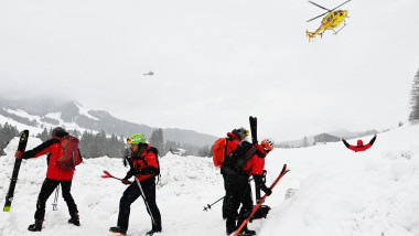 Echipe de salvare cauta supravietuitori ai avalanselor in Austria.