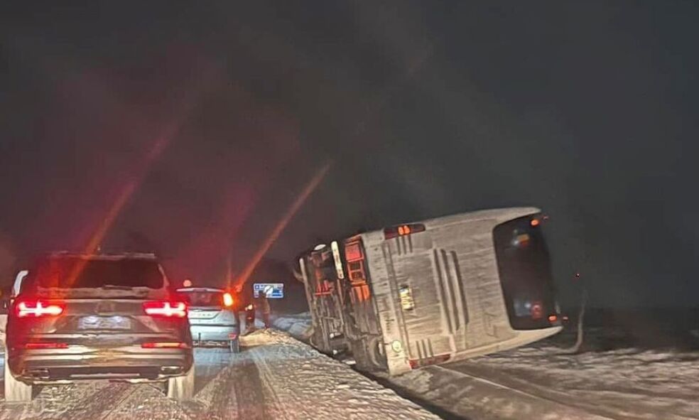 Un autocar s-a răsturnat pe DN 29, în judeţul Suceava. Drumul era acoperit de zăpadă