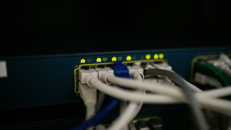 Cabluri conectate la un server.