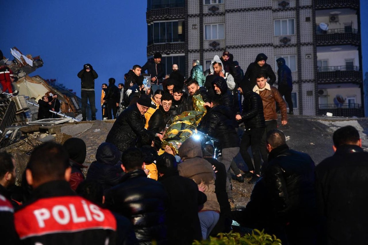 "Mi-am strigat familia, măcar să murim împreună în același loc". Mărturii din Turcia după cutremurul care "părea că nu se mai termină"